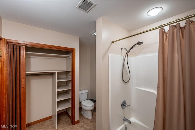 full bathroom featuring toilet, shower / bath combo with shower curtain, tile patterned flooring, and baseboards