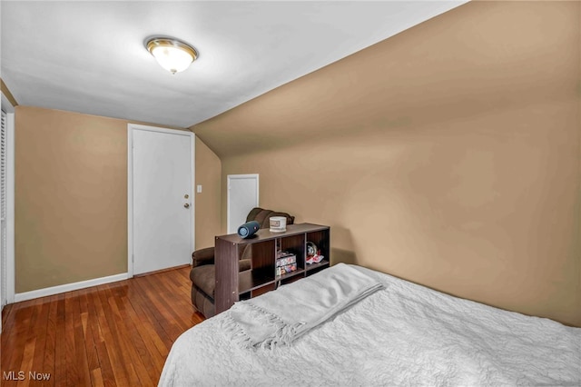 2508 Ashurst Rd, University Heights, OH 44118 - bedroom featuring lofted ceiling, hardwood / wood-style floors, and baseboards