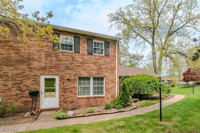 view of front of house with a front lawn