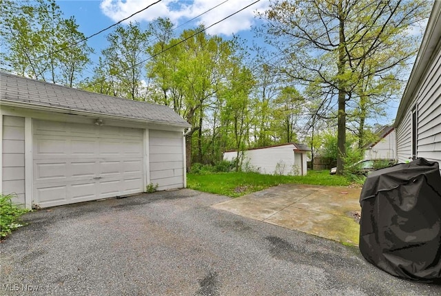19519 Meadowlark Ln, Warrensville Heights, OH 44128 - detached garage featuring asphalt driveway