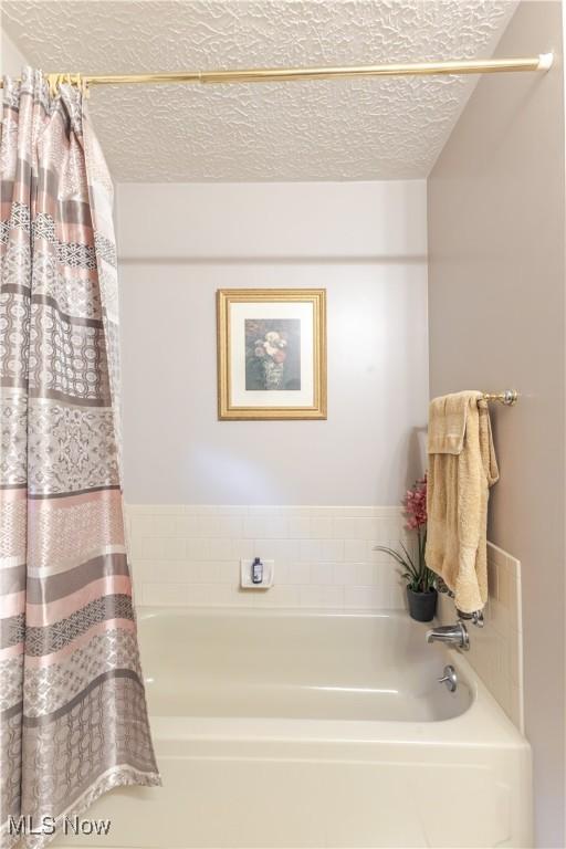 73 Hemlock Ln, Weirton, WV 26062 - bathroom with a garden tub and a textured ceiling