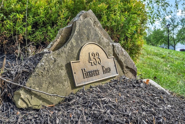 view of community / neighborhood sign