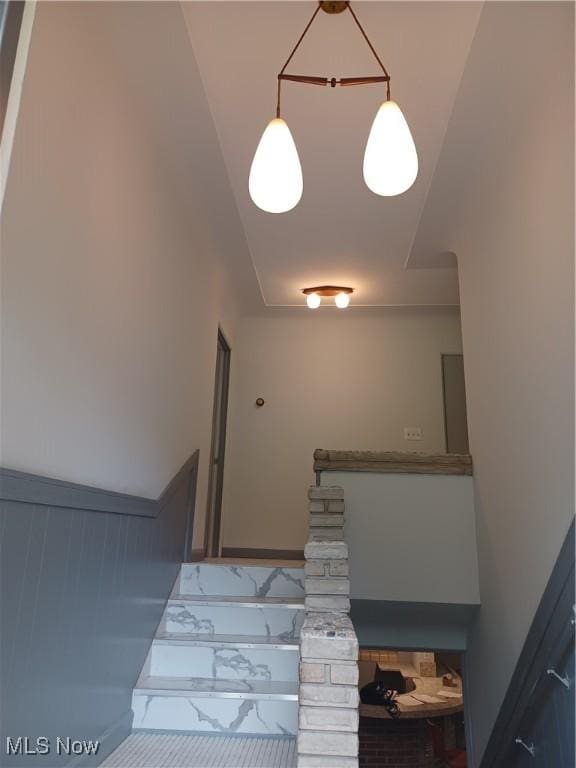 1050 Park Cir, Girard, OH 44420 - view of stairs
