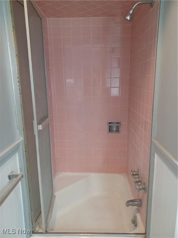 1050 Park Cir, Girard, OH 44420 - bathroom featuring shower / bathtub combination