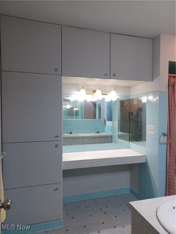 1050 Park Cir, Girard, OH 44420 - full bathroom featuring vanity