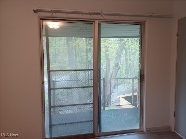 1050 Park Cir, Girard, OH 44420 - view of doorway to outside