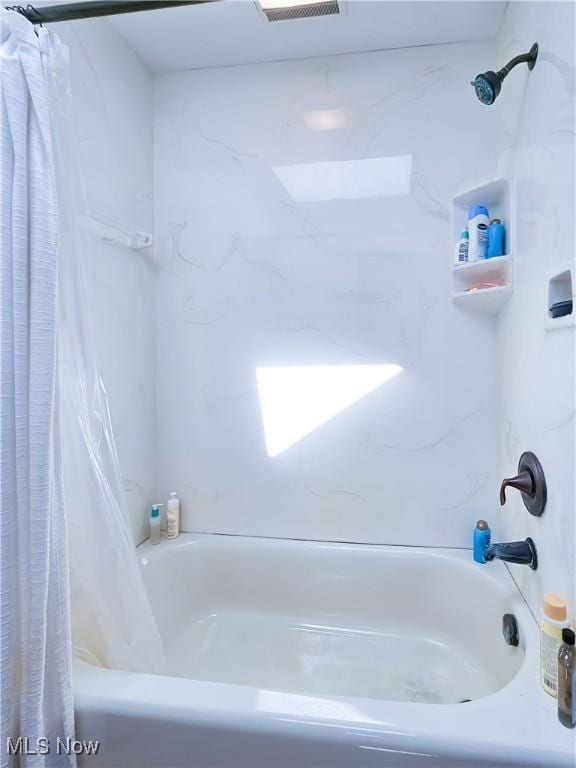 bathroom featuring shower / bath combo
