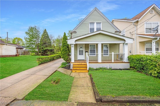 view of front facade featuring covered porch and a front lawn