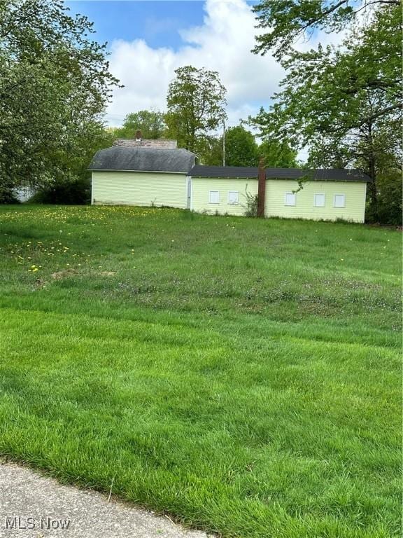 view of green lawn