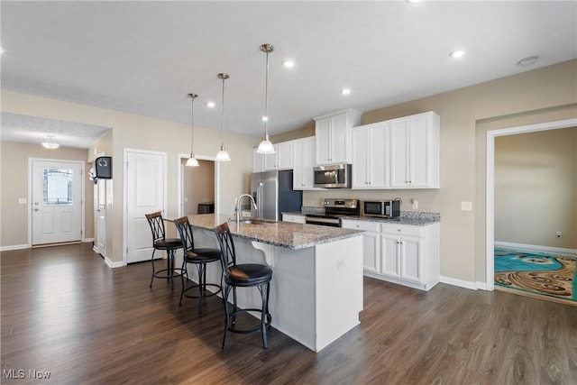 2273 Cranberry Creek Rd, Ravenna, OH 44266 - kitchen featuring stainless steel appliances, dark wood finished floors, an island with sink, baseboards, and recessed lighting