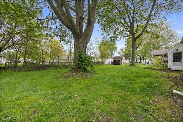 view of yard with an outbuilding