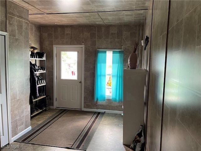 9207 Plank Rd, North Bloomfield, OH 44450 - view of entryway