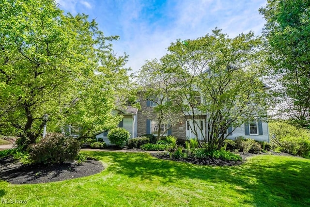 view of front of property with a front yard
