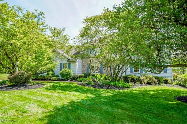 view of front of property featuring a front lawn