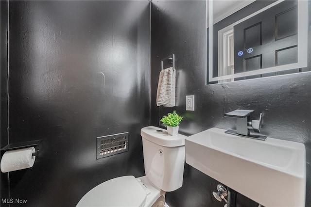 4073 Bushnell Rd, University Heights, OH 44118 - bathroom with toilet, crown molding, a textured wall, and a sink