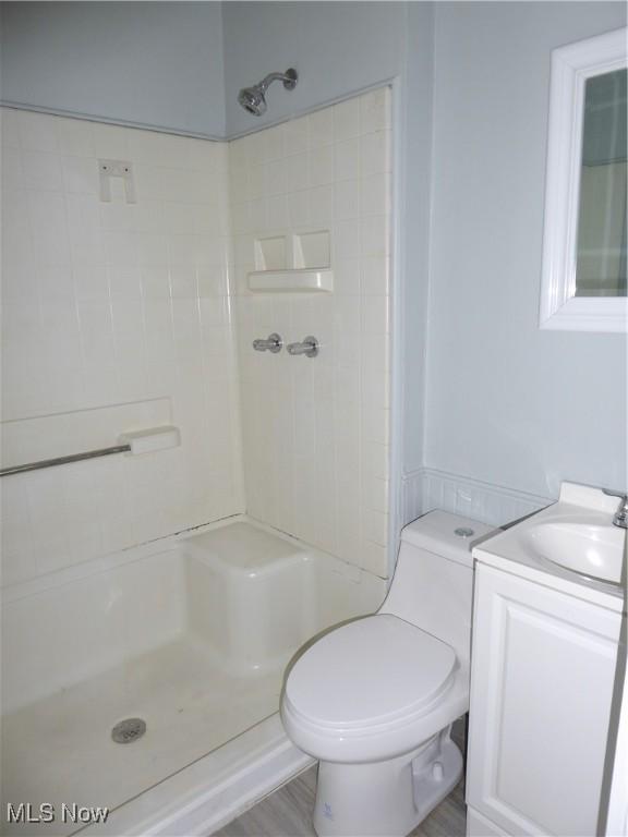 2067 W 105th St, Cleveland, OH 44102 - full bath with a shower, vanity, and toilet
