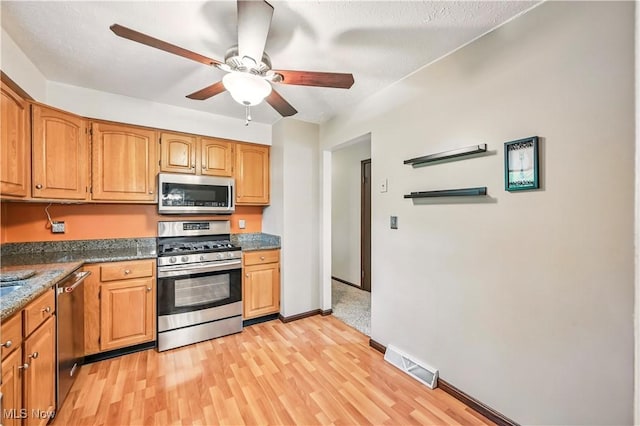 804 Cynthia Ct, Niles, OH 44446 - kitchen featuring stainless steel appliances, light wood-type flooring, a ceiling fan, and baseboards