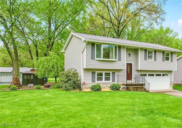 804 Cynthia Ct, Niles, OH 44446 - split foyer home with asphalt driveway, a garage, and a front lawn
