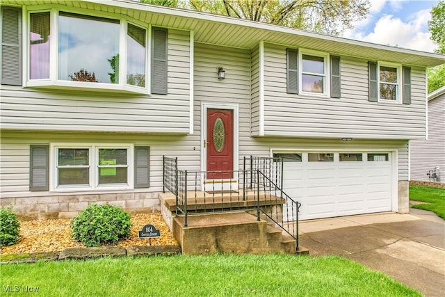 804 Cynthia Ct, Niles, OH 44446 - split foyer home featuring concrete driveway and an attached garage