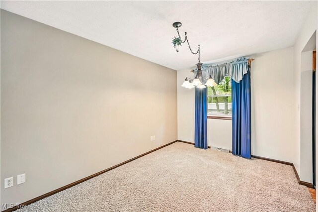 804 Cynthia Ct, Niles, OH 44446 - spare room featuring a chandelier, baseboards, and light carpet