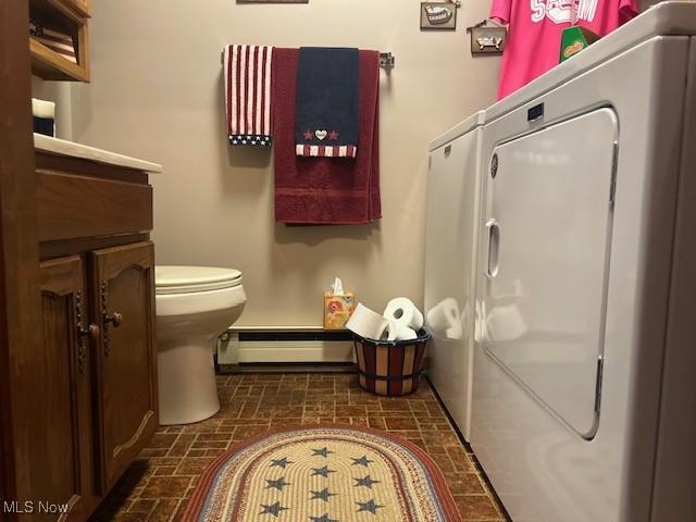 1845 Meadow Ln Unit B, Salem, OH 44460 - bathroom featuring baseboard heating, brick patterned flooring, toilet, vanity, and baseboards