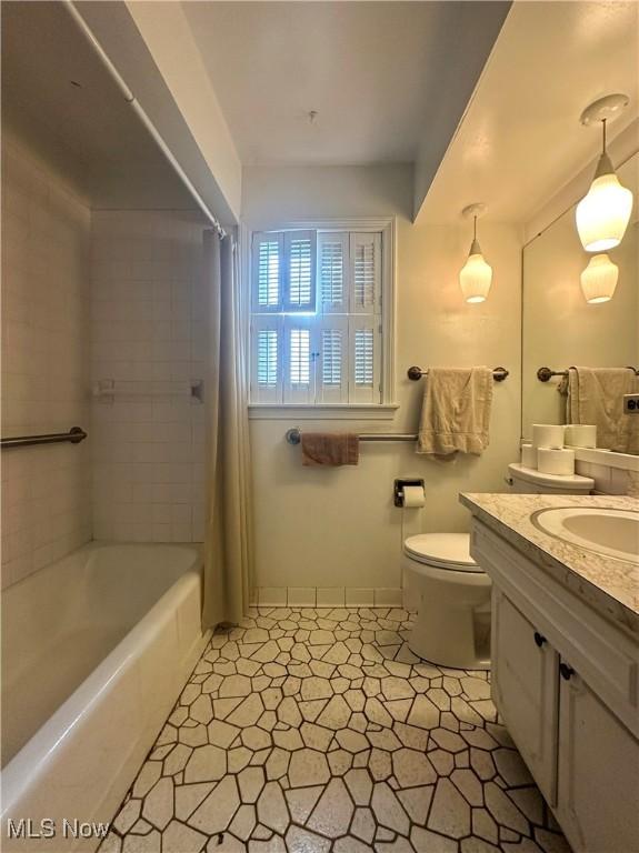 1357 Kearney St, Niles, OH 44446 - bathroom with vanity, toilet, shower / bathtub combination with curtain, and baseboards