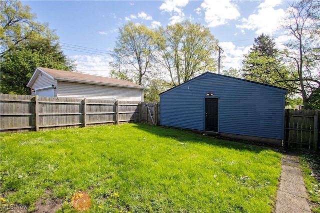 view of yard featuring an outdoor structure