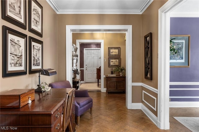 entryway featuring baseboards and crown molding