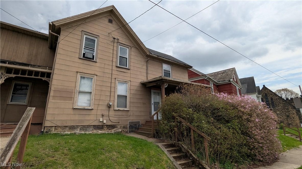 view of front of property with a front yard