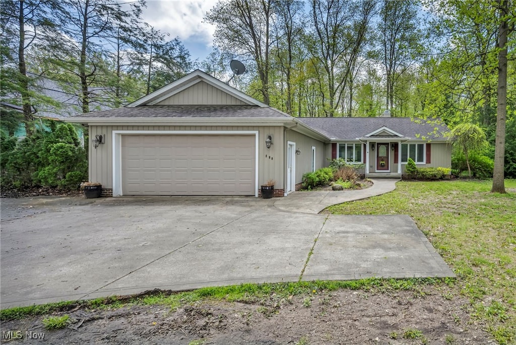 800 Bell Rd, Chagrin Falls, OH 44022 - ranch-style house featuring driveway, a front yard, and an attached garage