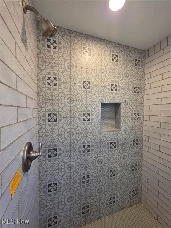 990 E Blvd, Aurora, OH 44202 - full bathroom with tiled shower