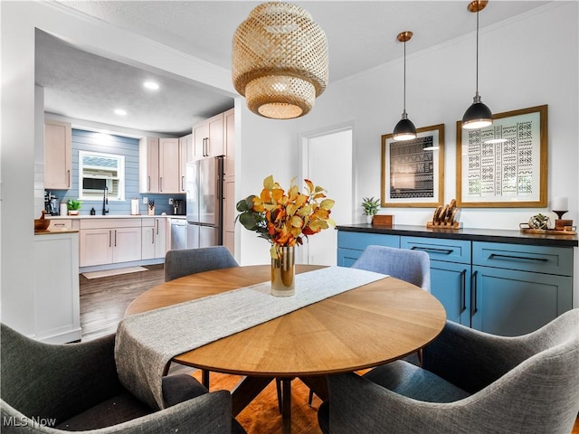 dining area featuring dark wood-style flooring, recessed lighting, and ornamental molding
