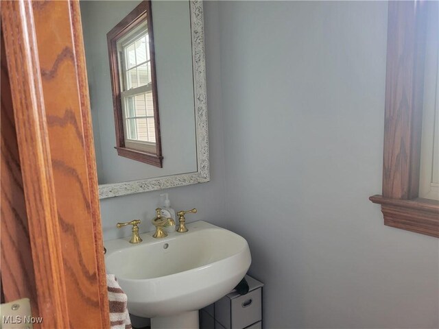 bathroom featuring a sink