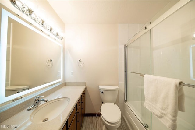 1537 Plantation Dr, Hudson, OH 44236 - full bath featuring toilet, vanity, baseboards, and enclosed tub / shower combo