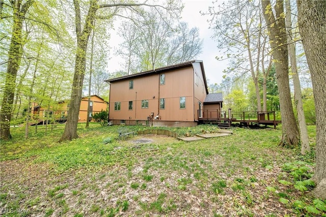 1537 Plantation Dr, Hudson, OH 44236 - back of property with a wooden deck