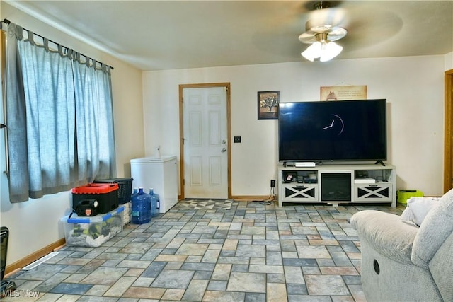 3138 Mccleary Jacoby Rd, Cortland, OH 44410 - living area featuring baseboards and ceiling fan