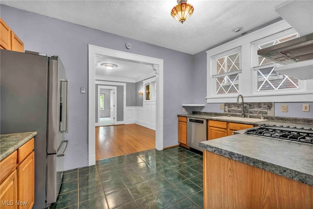 103 N Portage Path, Akron, OH 44303 - kitchen with stainless steel appliances, a sink, a textured ceiling, range hood, and dark countertops