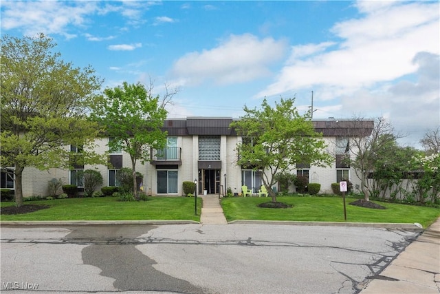 view of front of property featuring a front lawn