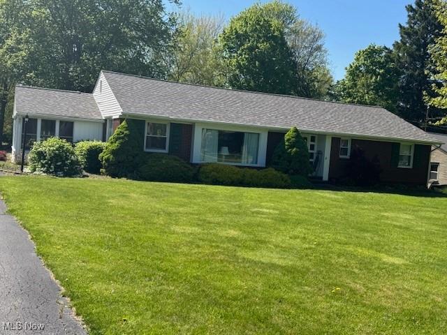 1525 N Lincoln Ave, Salem, OH 44460 - ranch-style home featuring a front lawn and a shingled roof