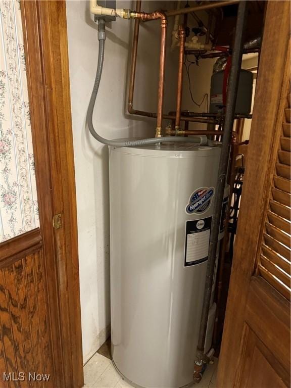 5123 Hemlock Ln, Harpersfield, OH 44041 - utility room with water heater