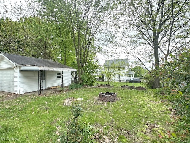 view of yard with a fire pit