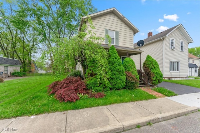 215 Holford Ave, Niles, OH 44446 - view of front facade featuring a front yard and covered porch