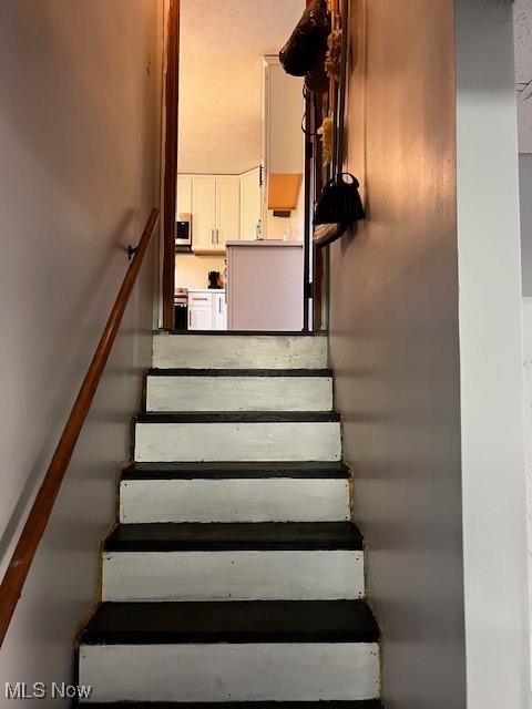 206 Anderson Ave, Bethesda, OH 43719 - view of staircase