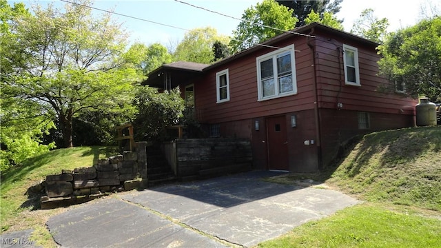 7517 Veterans Blvd, Chester, WV 26034 - view of side of home with a lawn and driveway