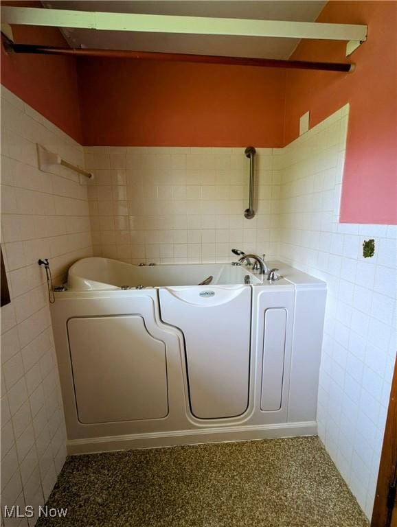316 S Inglewood Ave, Austintown, OH 44515 - laundry area featuring tile walls and a wainscoted wall