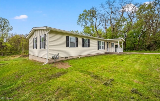 1527 Carterland Dr, Ashtabula, OH 44004 - view of front facade with a porch, a front yard, and crawl space