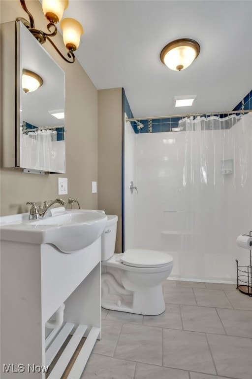 2000 Henry Ave SW, Canton, OH 44706 - bathroom with toilet, vanity, and curtained shower