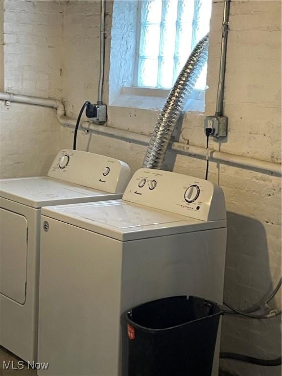 3217 W 14th St, Cleveland, OH 44109 - clothes washing area featuring washing machine and dryer