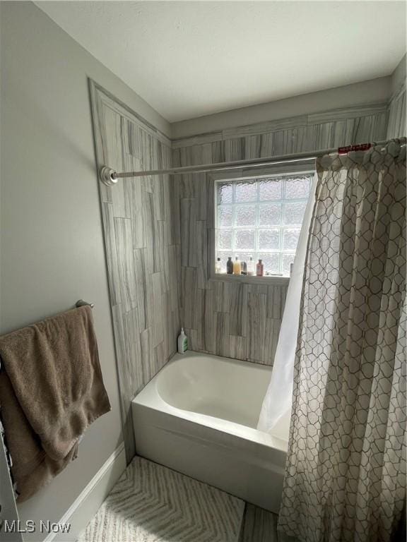 3217 W 14th St, Cleveland, OH 44109 - bathroom featuring shower / tub combo with curtain and baseboards
