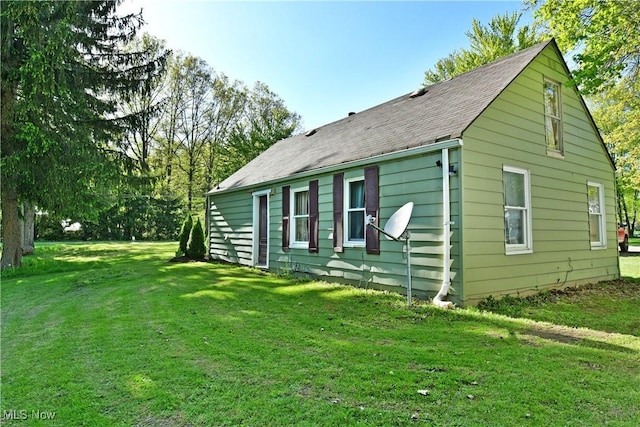 3122 Mccleary Jacoby Rd, Cortland, OH 44410 - rear view of property featuring a lawn and roof with shingles